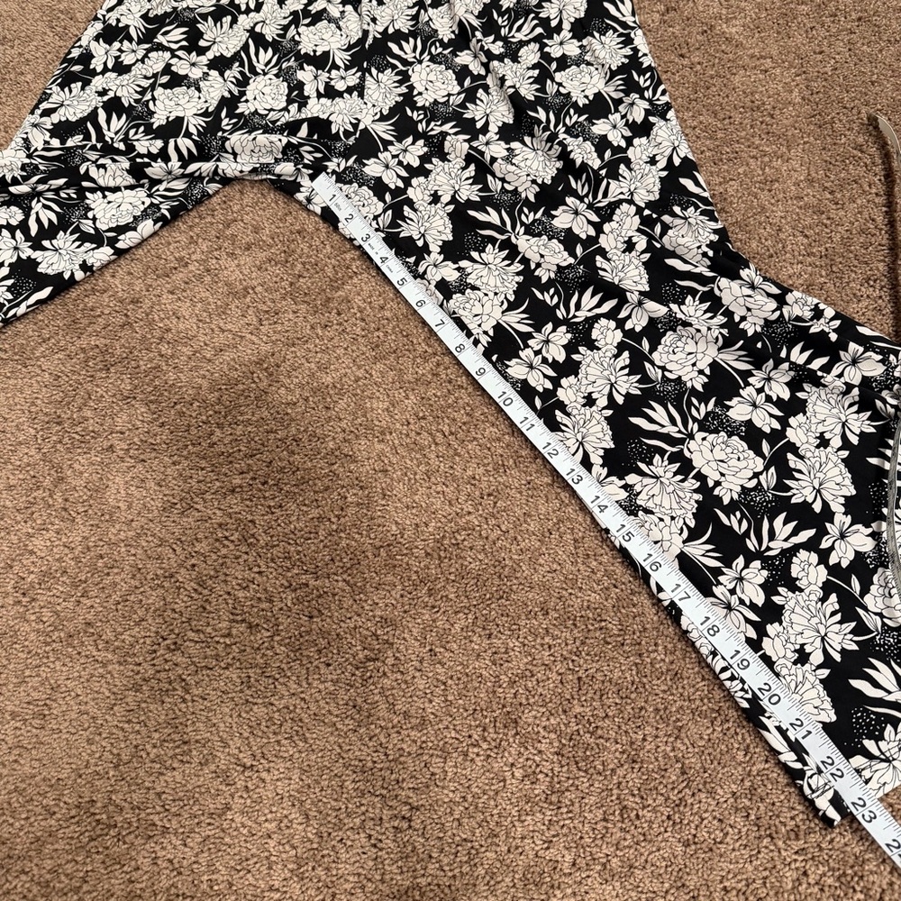Kaileigh Knit Cropped Jumpsuit, w/ pockets. Women’s Large, Black & White Floral - Picture 6 of 12
